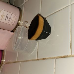 Full coverage makeup brushe